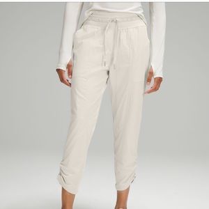 Lululemon Cropped, Lined, Studio pant